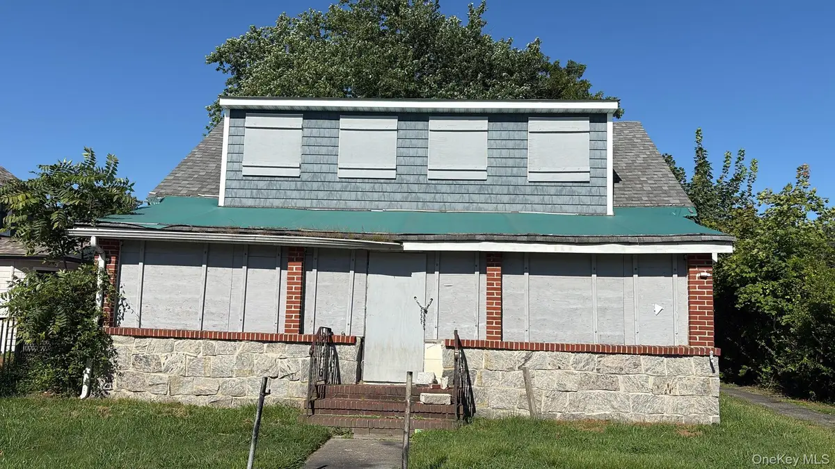 125 S Clinton Avenue, Bay Shore, NY 11706 - Image #1