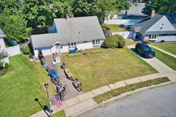 34 Ripple Lane, Levittown, NY 11756