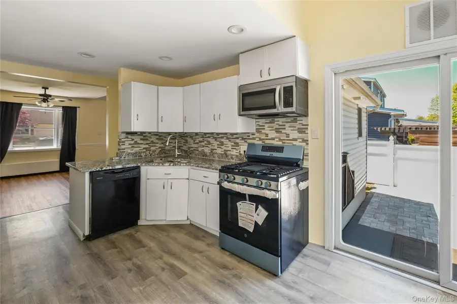 412 37th Street #whole House, Lindenhurst, NY 11757 - #3