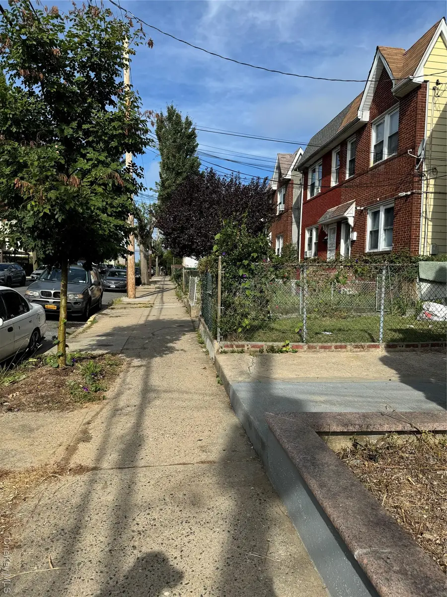 927 E 219th Street, Bronx, NY 10469 - Image #2