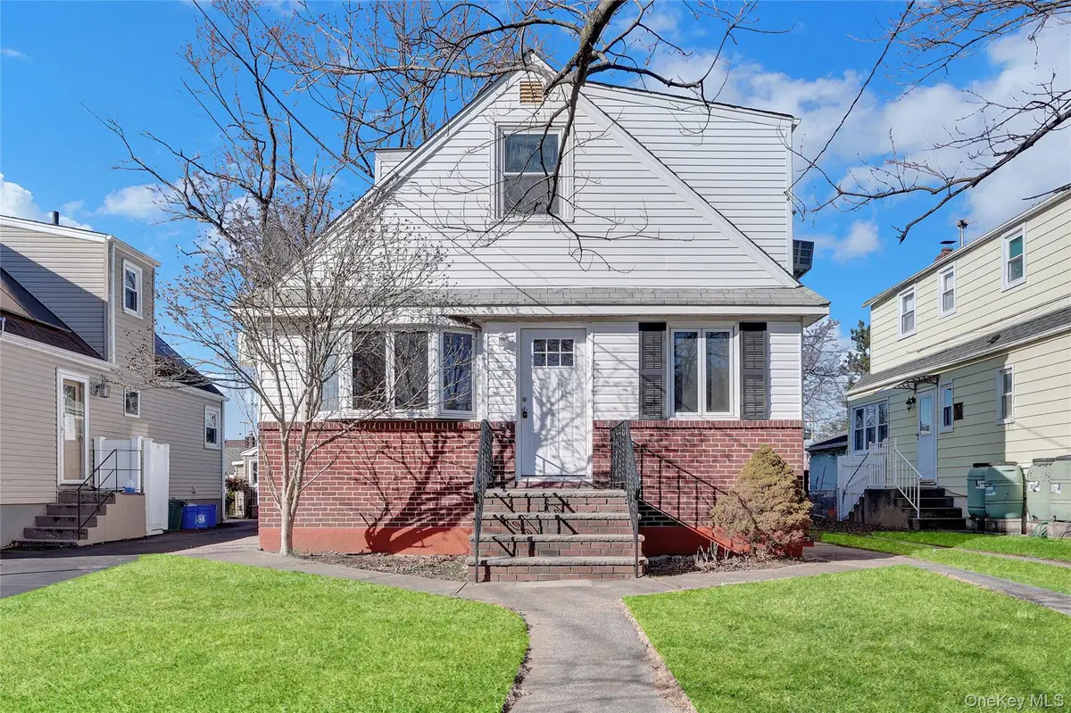 140 Arlington Avenue, Valley Stream, NY 11580 - #1