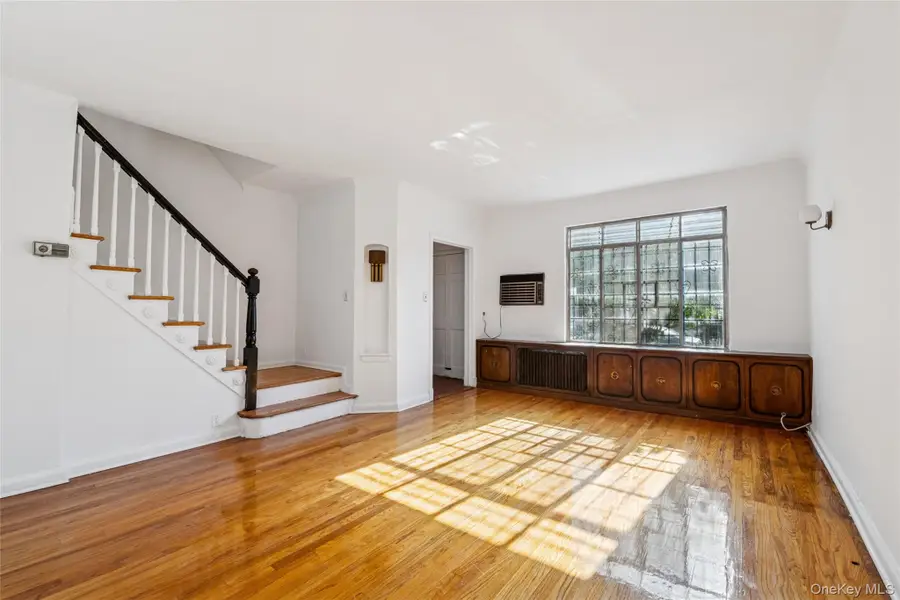 139-59 Pershing Crescent, Briarwood, NY 11435 - Image #3