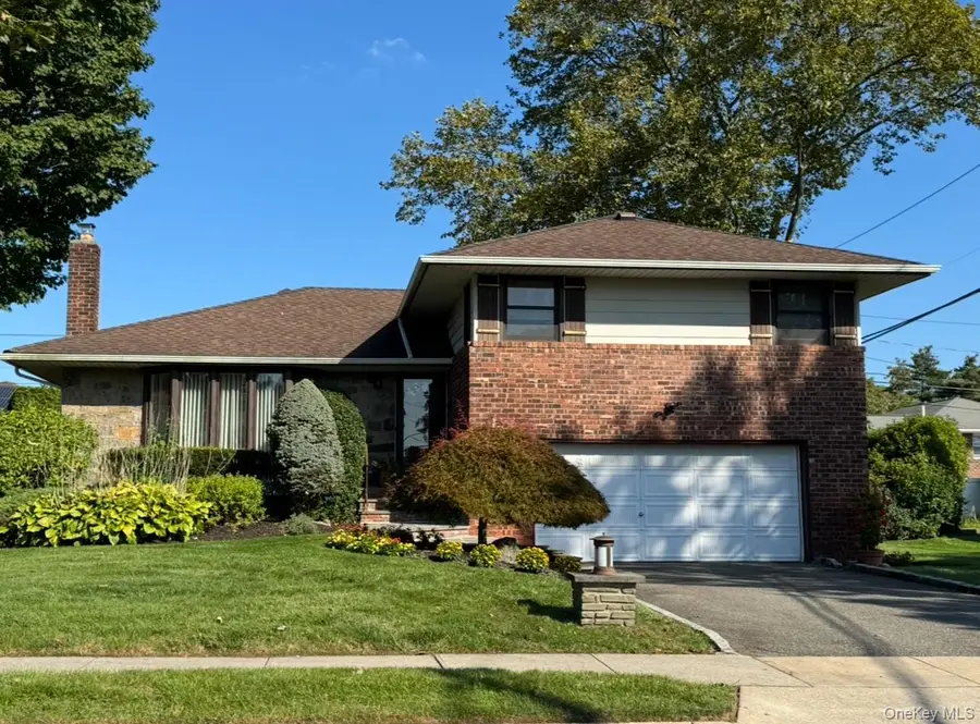 17 Center Drive, Syosset, NY 11791 - Image #2