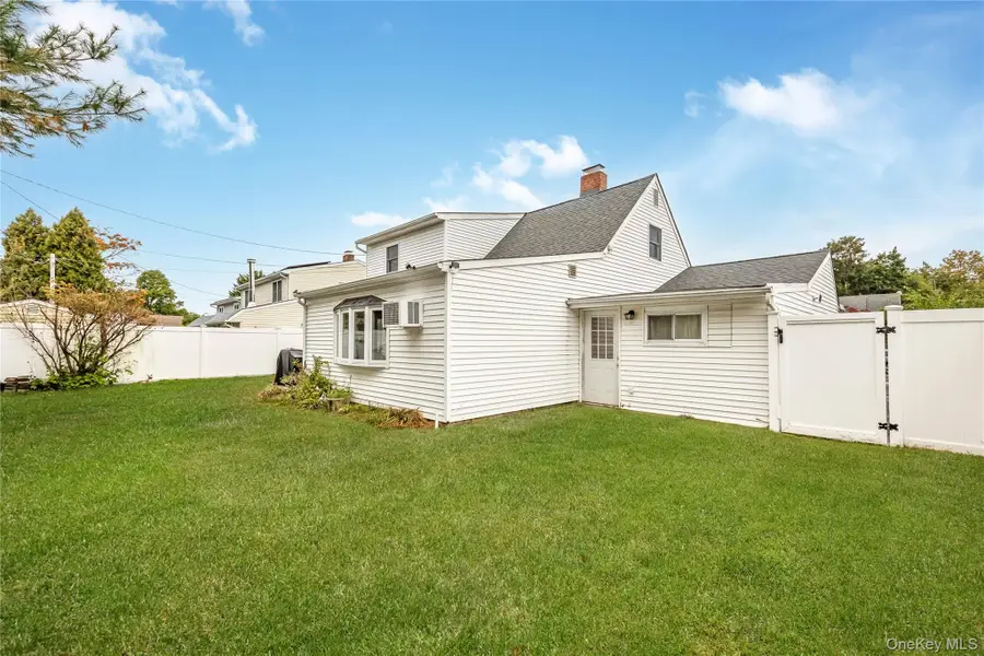 60 Tiptop Lane, Hicksville, NY 11801 - Image #2