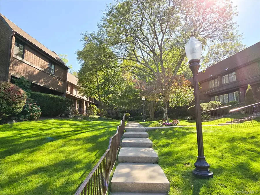 54 Acorn Ponds Drive #271, Roslyn, NY 11576 - #2