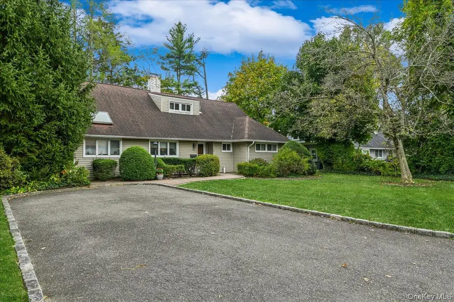 16 Ridge Drive E, Roslyn, NY 11576 - Image #2