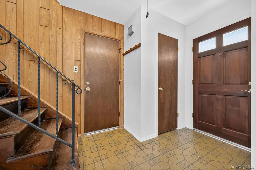 16 Wagon Lane, Glen Head, NY 11545 - Image #2