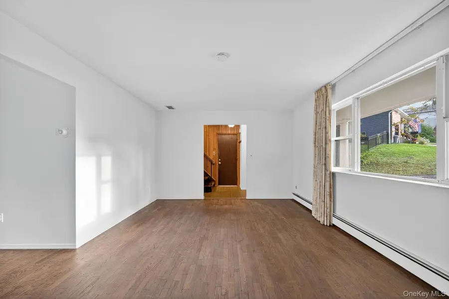 16 Wagon Lane, Glen Head, NY 11545 - Image #3