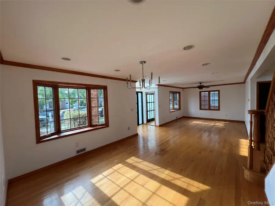 7611 270th Street, New Hyde Park, NY 11040 - Image #3