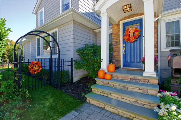 112 Bromleigh Road, Stewart Manor, NY 11530