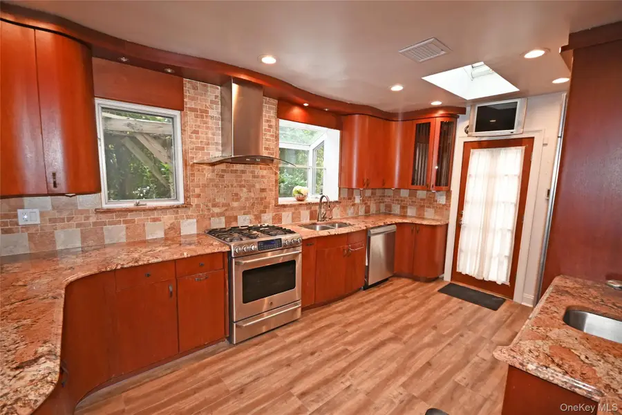 14 Nirvana Avenue, Great Neck, NY 11023 - Image #3