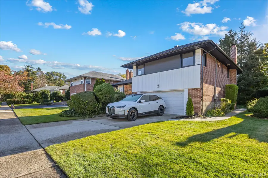 5 Orient Court, Westbury, NY 11590 - Image #2