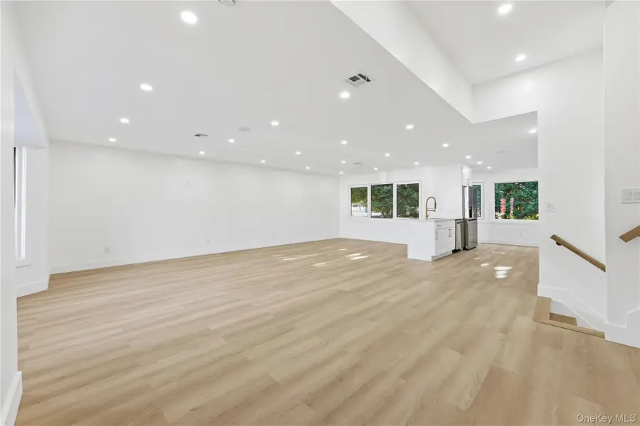 5 Orient Court, Westbury, NY 11590 - Image #3