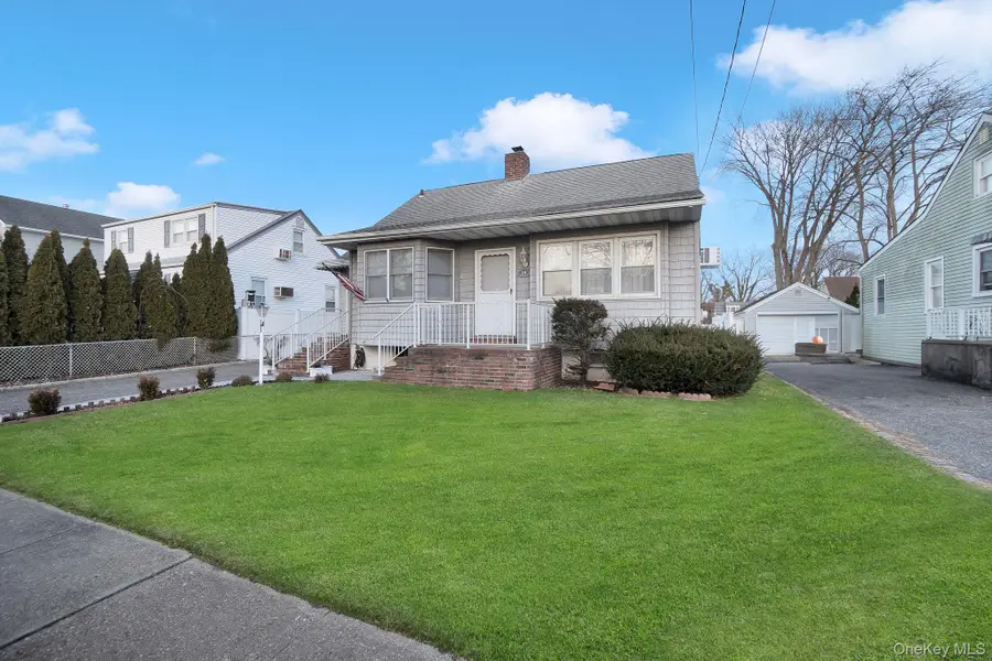 18 Cambridge Avenue, Bethpage, NY 11714 - Image #3