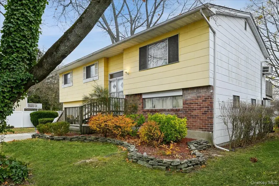 122 Haypath Road, Bethpage, NY 11714 - Image #3