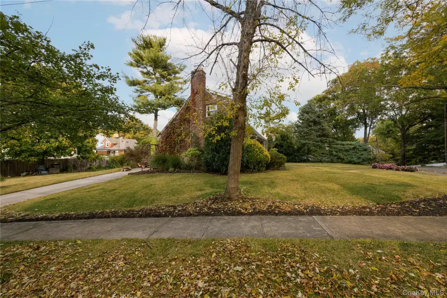 301 Park Lane, Little Neck, NY 11363 - Image #3