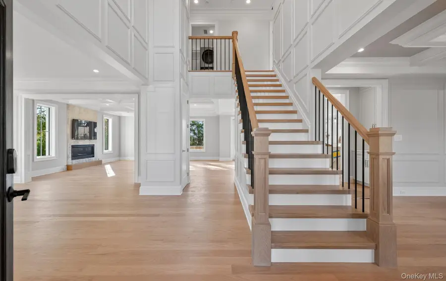 150 Milburn Lane, East Hills, NY 11577 - Image #2