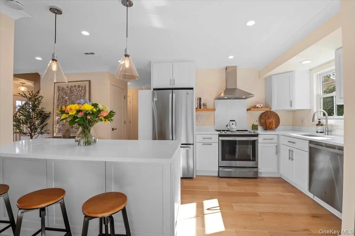 19 Sideview Drive, Oyster Bay, NY 11771 - Image #1