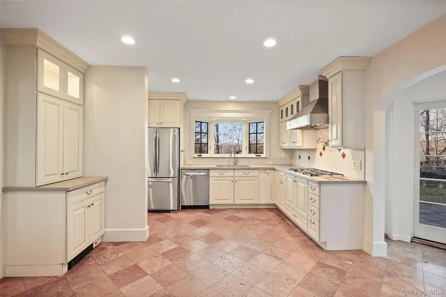 31 Laurel Drive, Mount Kisco, NY 10549 - Image #3