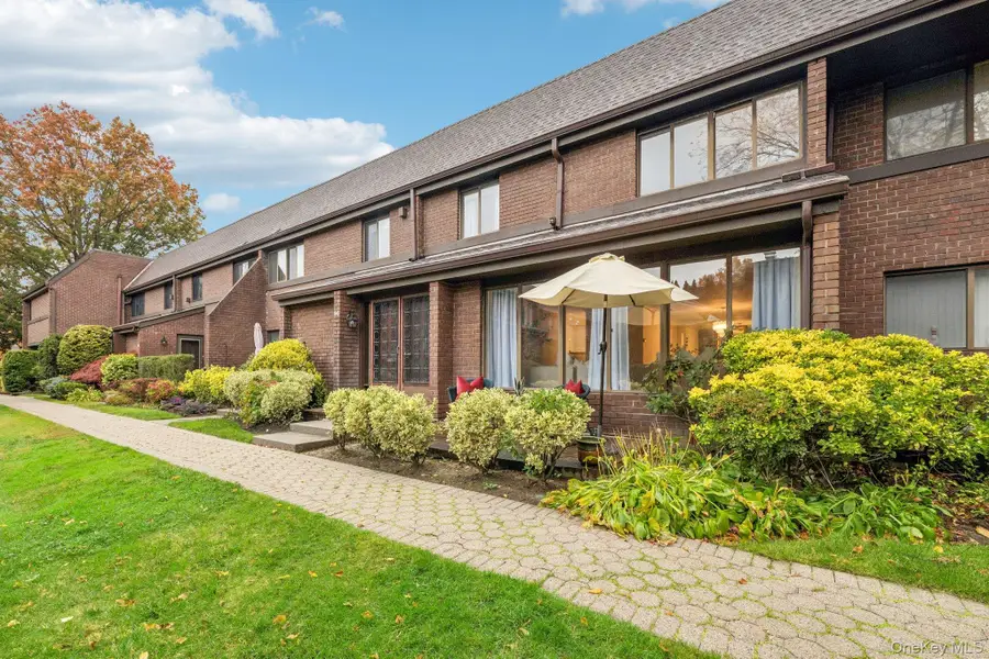 96 Acorn Ponds Drive, Roslyn, NY 11576 - Image #2