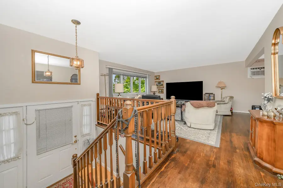 16 Sue-ann Court, North Babylon, NY 11703 - Image #2