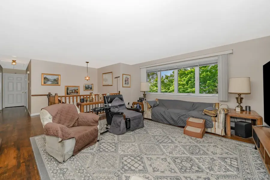 16 Sue-ann Court, North Babylon, NY 11703 - Image #3