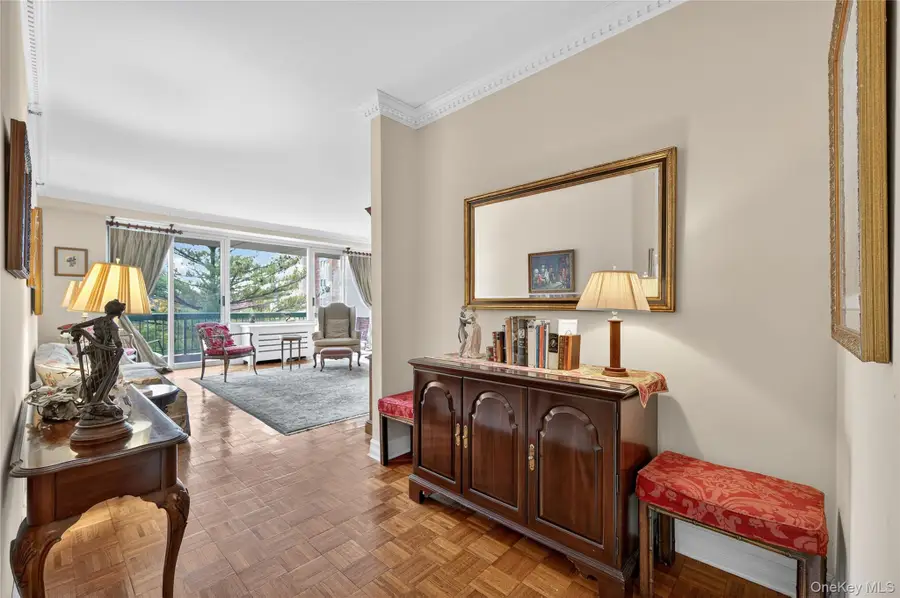 100 Hilton Avenue #411, Garden City, NY 11530 - Image #2