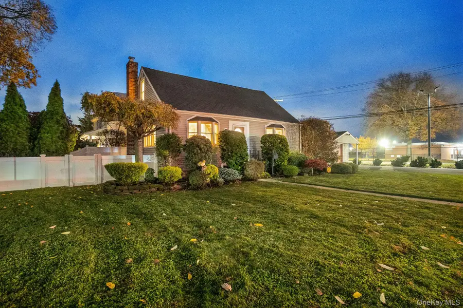 186 Robin Place, Levittown, NY 11756 - Image #3