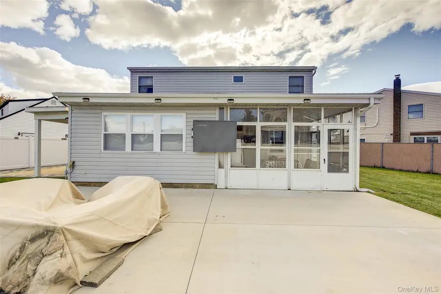 4 Carmans Court, Farmingdale, NY 11735 - Image #3