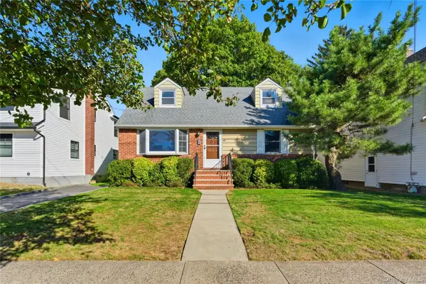 65 Grant Avenue, Albertson, NY 11507