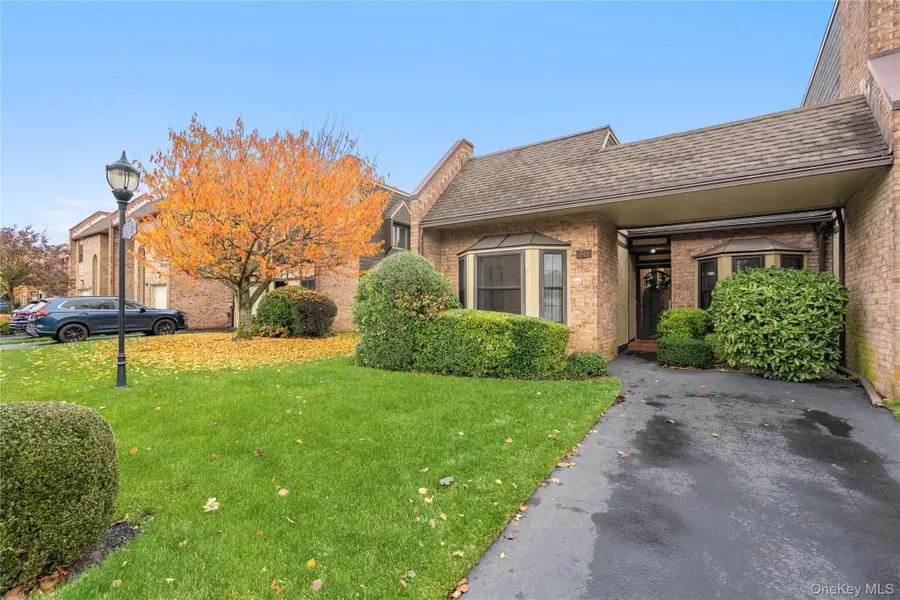 76 Southgate Circle, Massapequa Park, NY 11762 - Image #2