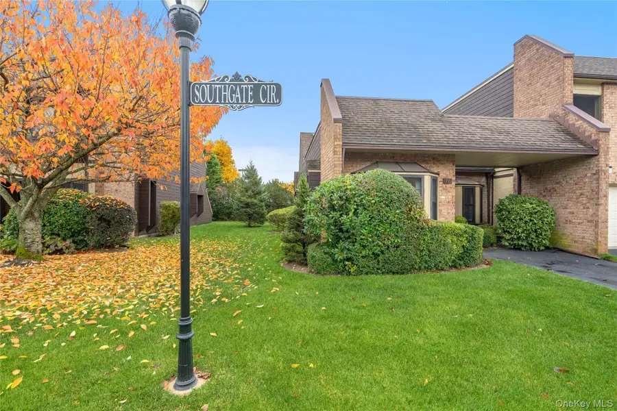 76 Southgate Circle, Massapequa Park, NY 11762 - Image #3