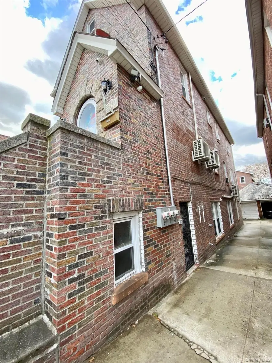 2527 Laconia Avenue, Bronx, NY 10469 - Image #2