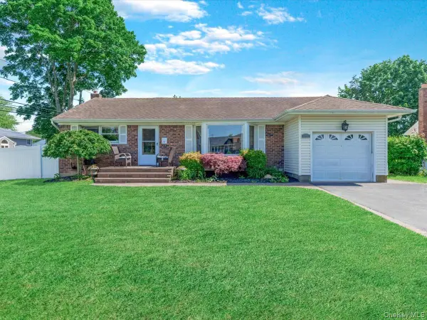 4 Whitebirch Lane, Commack, NY 11725