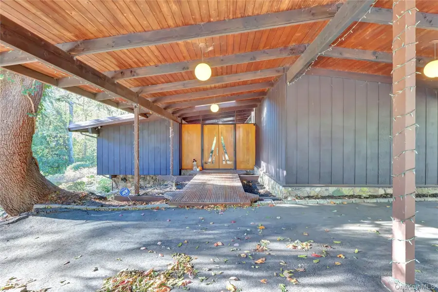 131 Oakside Drive, Smithtown, NY 11787 - Image #3