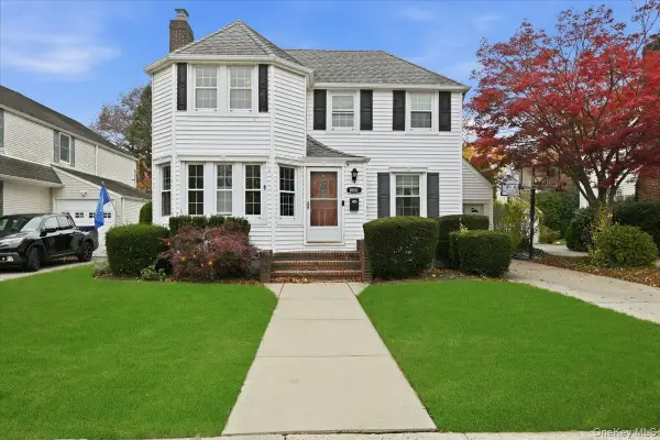 143 Bromleigh Road, Stewart Manor, NY 11530