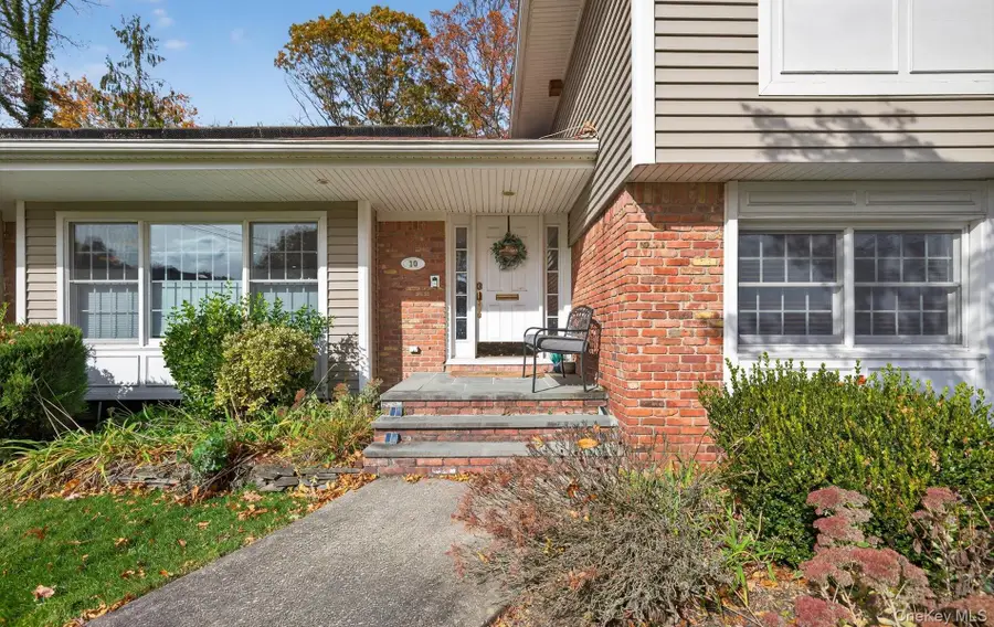 10 Sorgi Court, Plainview, NY 11803 - Image #3