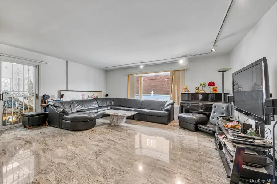 25271 Brattle Avenue, Little Neck, NY 11362 - Image #2