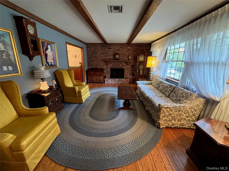 8 Rope Court, Melville, NY 11747 - Image #2