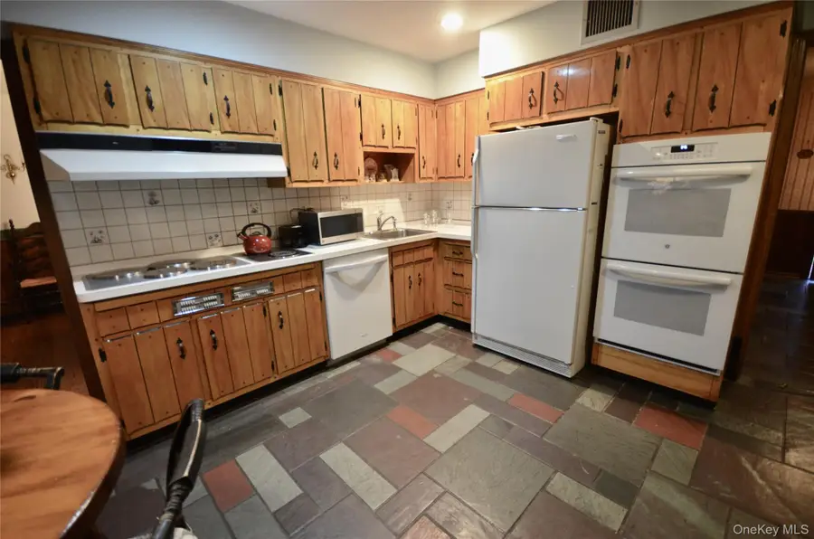 8 Rope Court, Melville, NY 11747 - Image #3