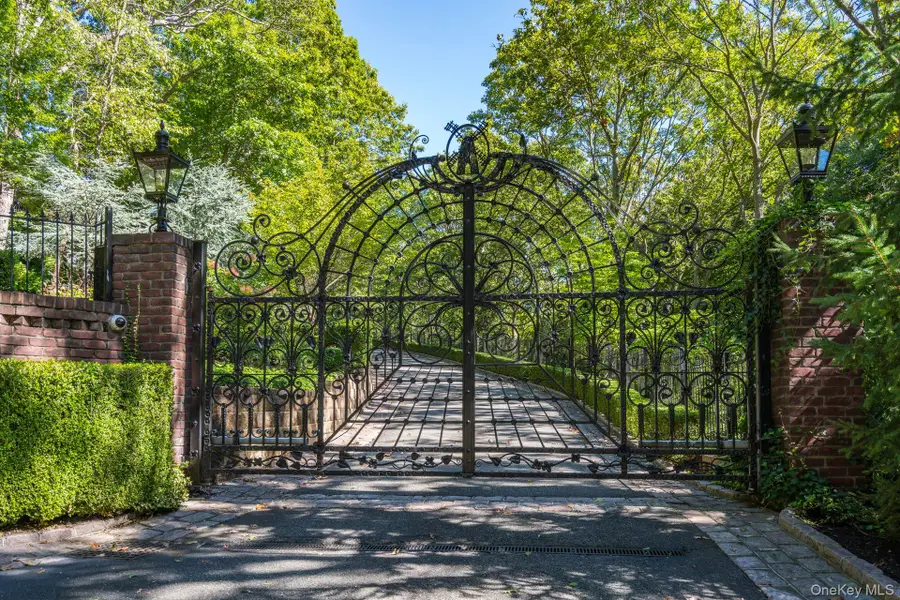 18 Gwynne Road, Melville, NY 11747 - Image #2