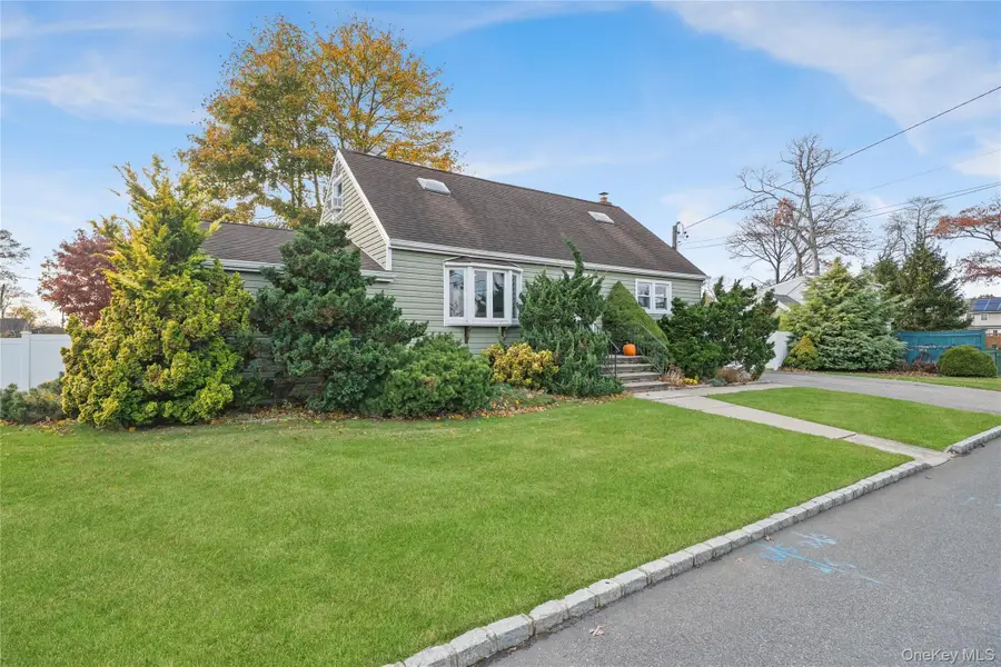 32 Beachwood Drive, Babylon, NY 11702 - Image #2