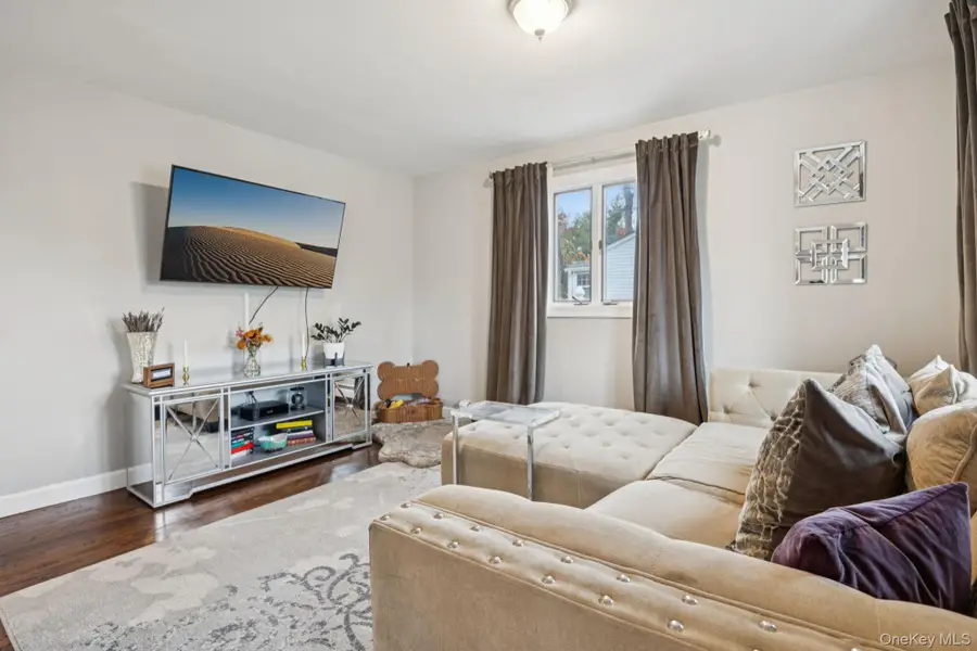 515 Mccall Avenue, West Islip, NY 11795 - Image #3