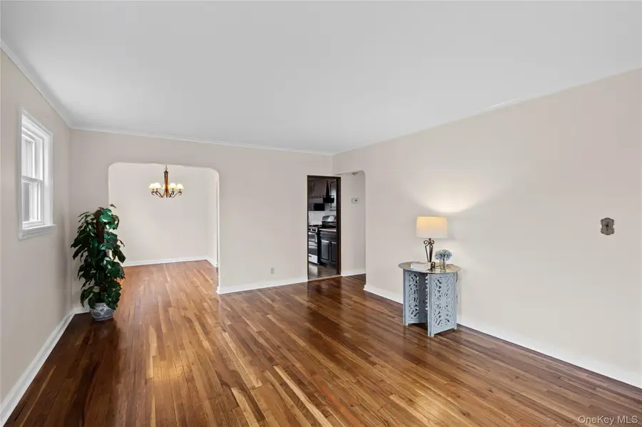 35 Lipton Lane, Williston Park, NY 11596 - Image #2