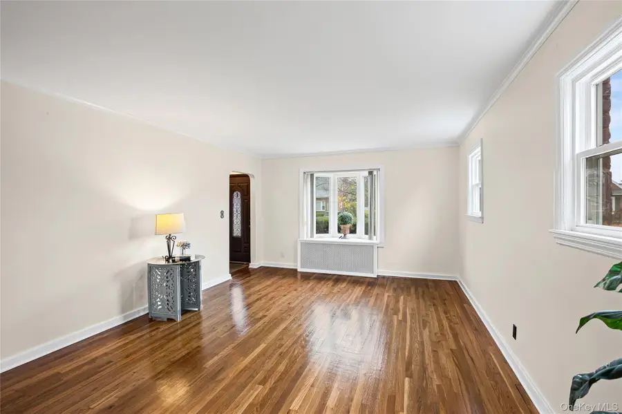 35 Lipton Lane, Williston Park, NY 11596 - Image #3