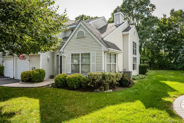 14 Mystic Circle, Bay Shore, NY 11706