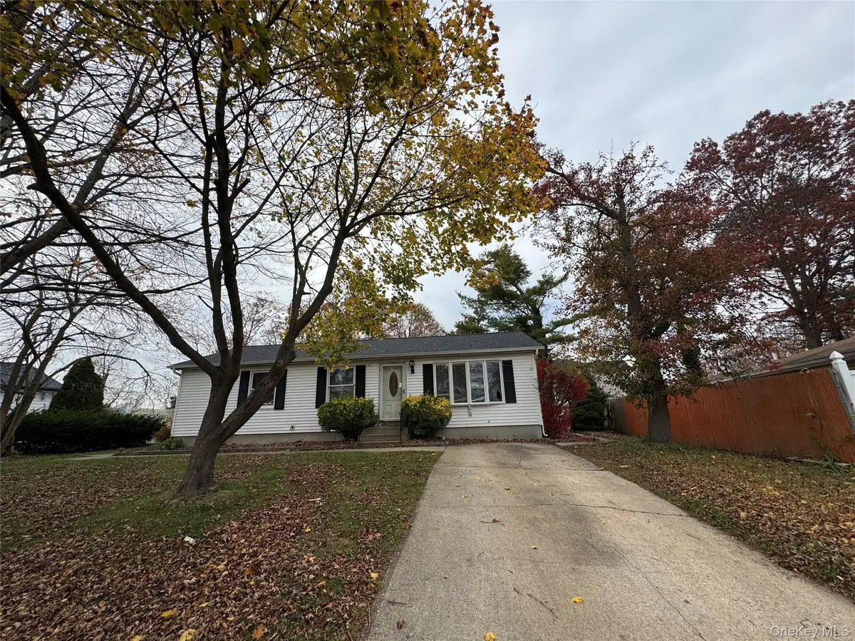 7 Kristin Court, Bay Shore, NY 11706 - Image #1