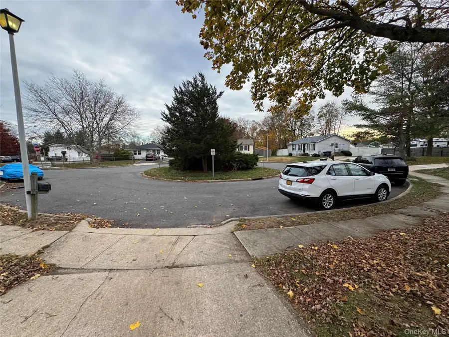 7 Kristin Court, Bay Shore, NY 11706 - Image #2