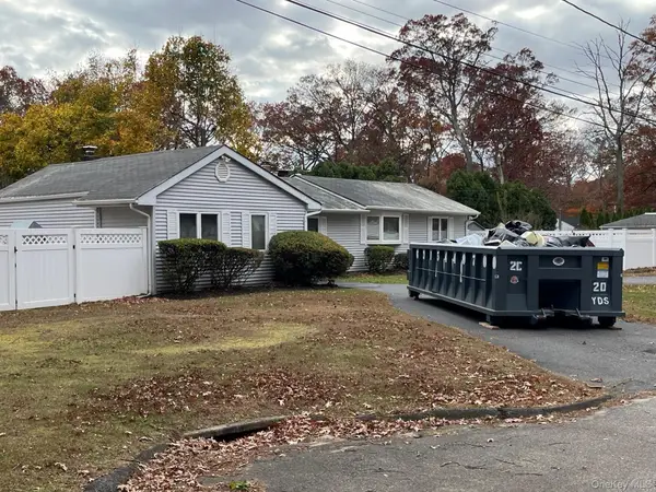 10 Pine Street N, Lake Grove, NY 11755