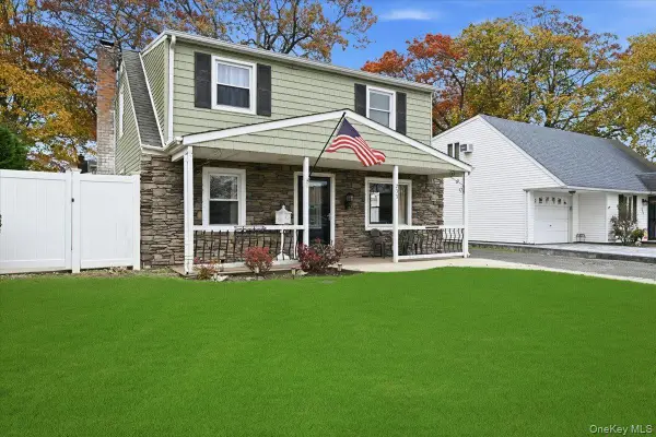 233 S Alleghany Avenue, Lindenhurst, NY 11757